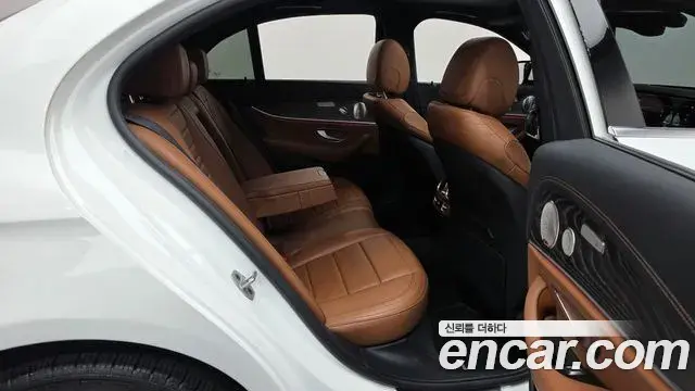 Mercedes-Benz E-Class 2021 — Фото 11/20