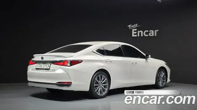 Lexus ES300h 2020 — Фото 2/20