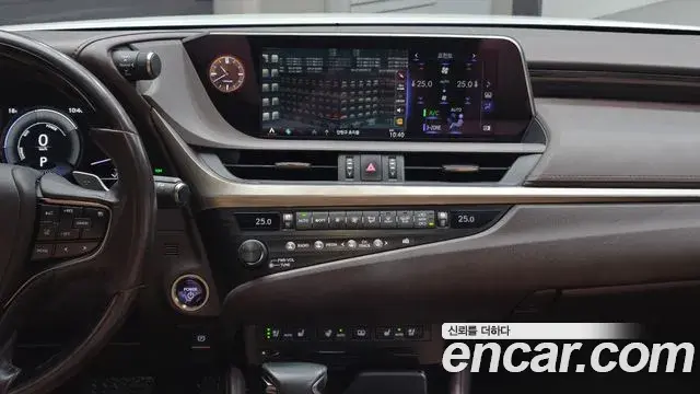 Lexus ES300h 2020 — Фото 19/20