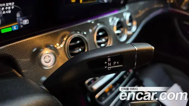 Mercedes-Benz E-Class 2022 — Photo 9/20