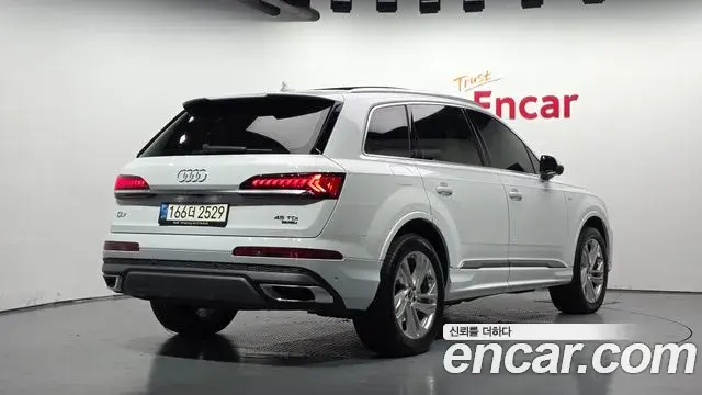 Audi Q7 2022 — Фото 1/20