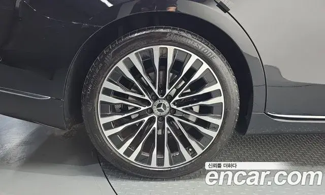 Mercedes-Benz S-Class 2023 — Photo 5/20