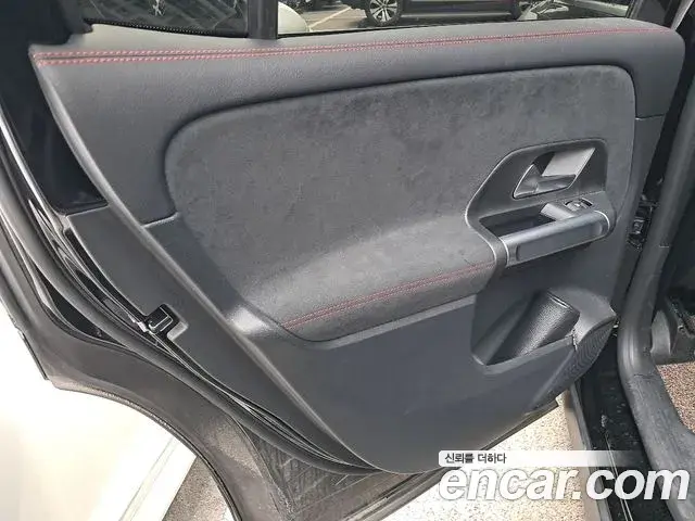 Mercedes-Benz GLB-Class 2023 — Фото 10/20