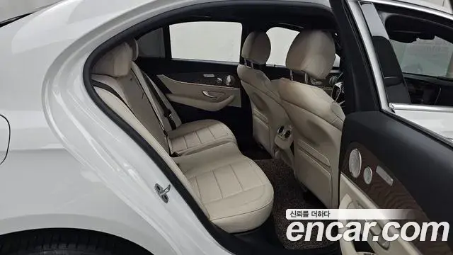 Mercedes-Benz E-Class 2023 — Фото 11/20