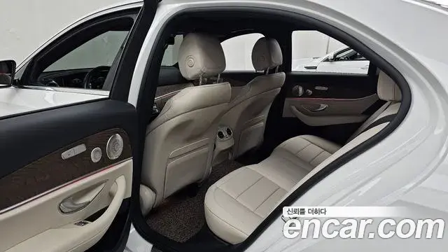 Mercedes-Benz E-Class 2023 — Фото 12/20