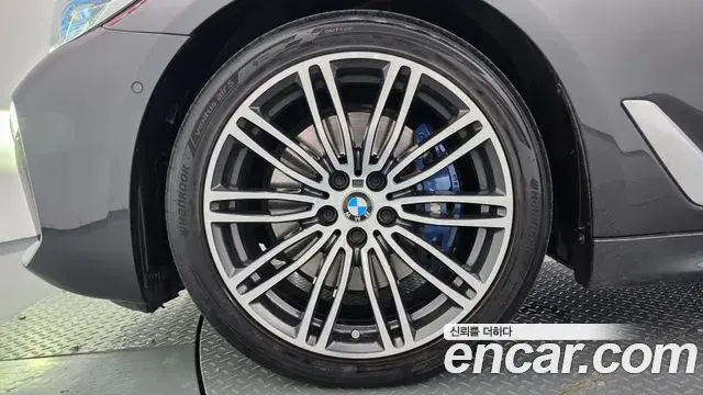 BMW 5 Series 2018 — Фото 4/20