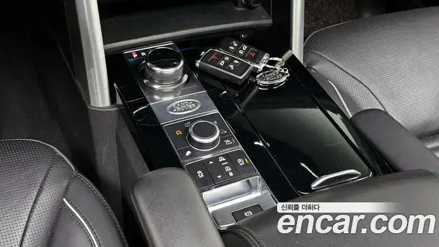 Land Rover Discovery 5 2019 — Photo 8/20