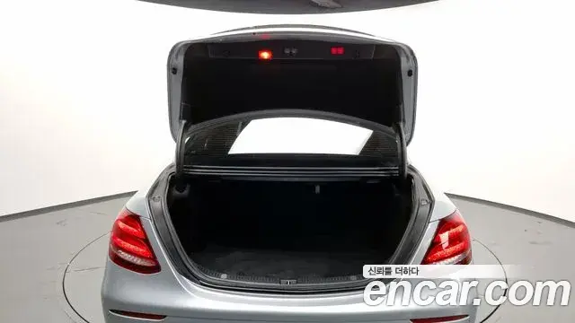 Mercedes-Benz E-Class 2019 — Şəkil 12/20