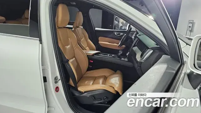 Volvo XC60 2018 — Şəkil 17/20