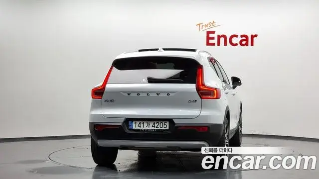 Volvo XC40 2021 — Фото 4/20