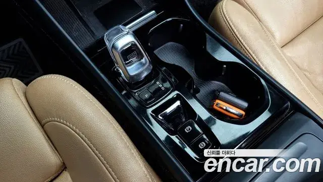 Volvo XC40 2021 — Фото 9/20