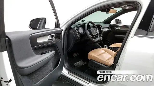 Volvo XC40 2021 — Фото 10/20