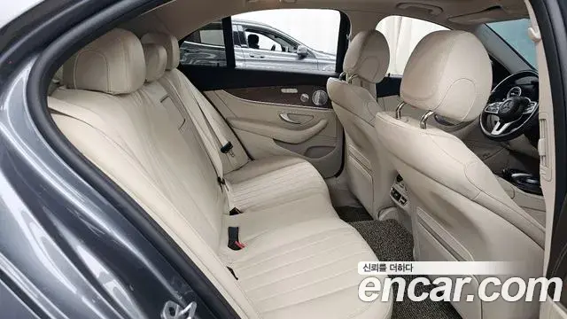 Mercedes-Benz E-Class 2020 — ფოტო 11/20