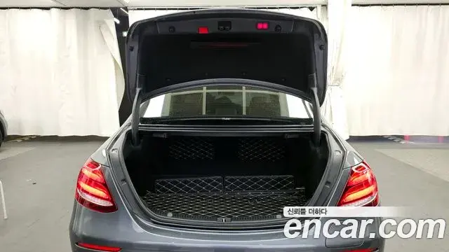 Mercedes-Benz E-Class 2020 — ფოტო 4/20