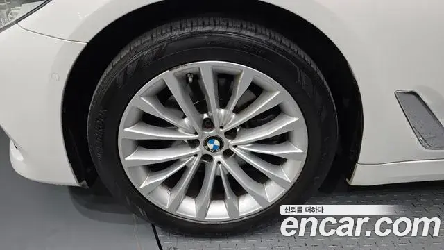 BMW 5 Series 2018 — ფოტო 18/20