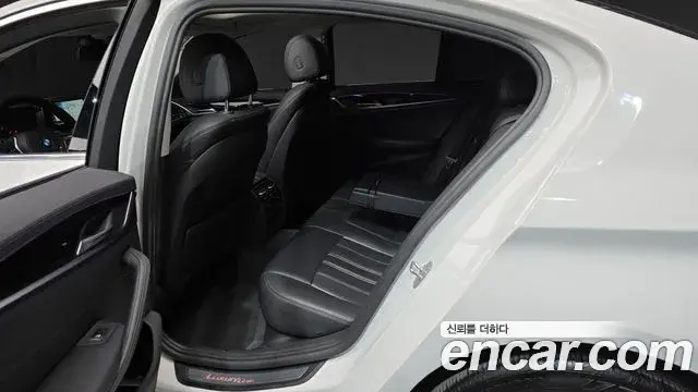 BMW 5 Series 2018 — ფოტო 15/20