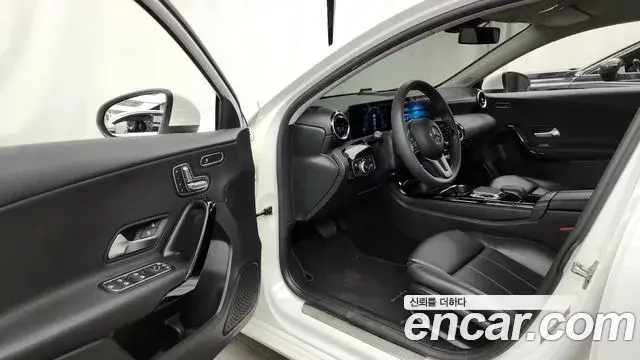 Mercedes-Benz A-Class 2020 — Photo 8/20