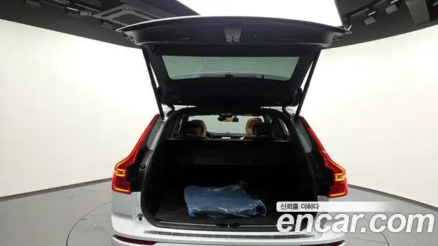 Volvo XC60 2022 — ფოტო 18/20