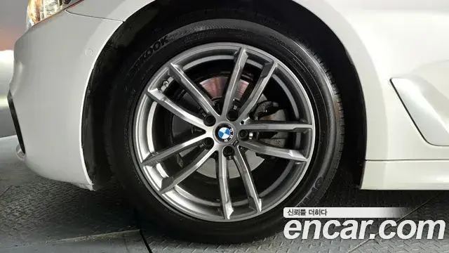 BMW 5 Series 2020 — Photo 11/20