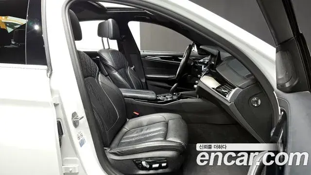 BMW 5 Series 2020 — Photo 9/20