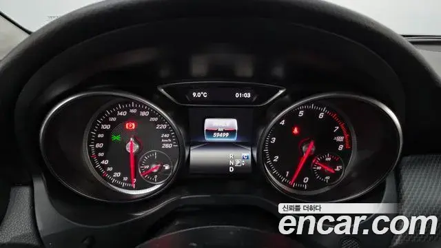 Mercedes-Benz GLA-Class 2018 — Şəkil 10/20