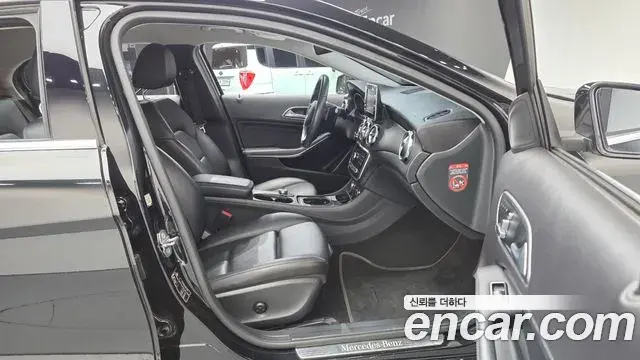 Mercedes-Benz GLA-Class 2018 — Şəkil 15/20