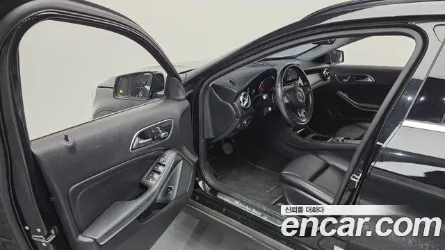 Mercedes-Benz GLA-Class 2018 — Şəkil 17/20