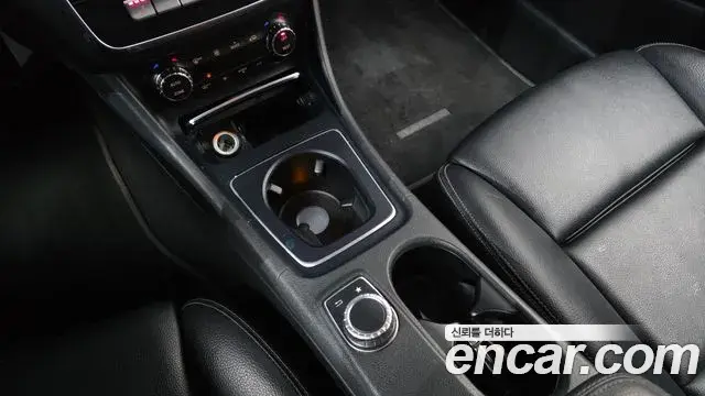 Mercedes-Benz GLA-Class 2018 — Şəkil 11/20