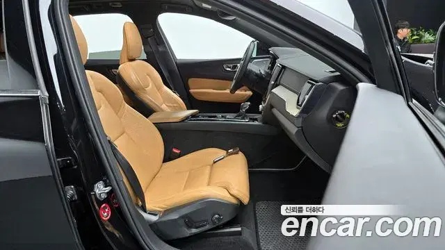 Volvo XC60 2019 — Фото 10/20