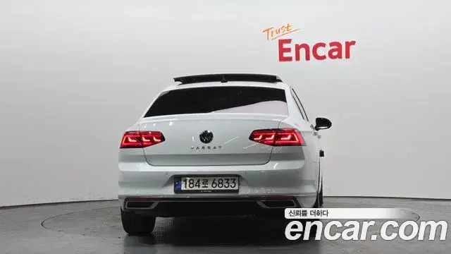 Volkswagen Passat GT 2022 — Şəkil 16/20