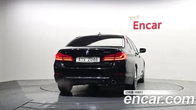BMW 5 Series 2018 — ფოტო 8/20