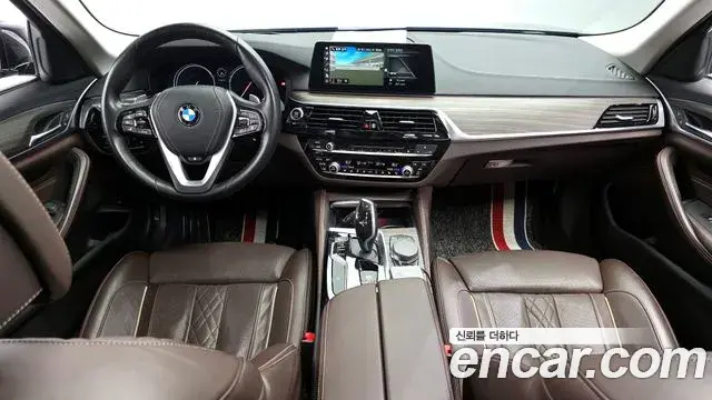 BMW 5 Series 2018 — ფოტო 13/20