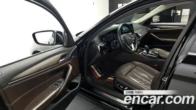 BMW 5 Series 2018 — ფოტო 15/20