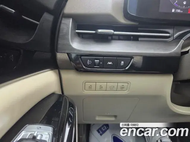 Kia Carnival 2023 — Фото 19/20