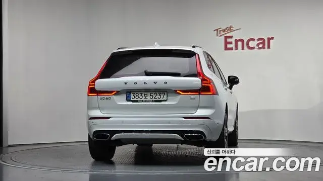Volvo XC60 2021 — Şəkil 16/20