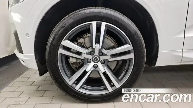Volvo XC60 2021 — Şəkil 17/20
