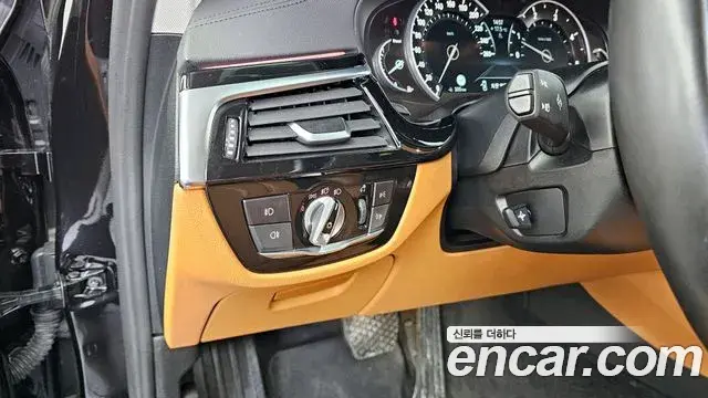 BMW 5 Series 2018 — Şəkil 9/20