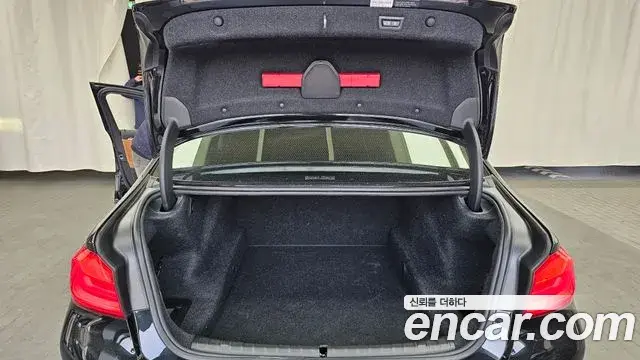 BMW 5 Series 2018 — Şəkil 17/20