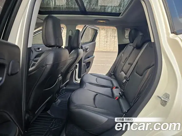 Jeep Compass 2019 — ფოტო 14/20