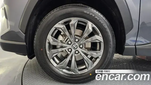 Toyota RAV4 2024 — ფოტო 8/20