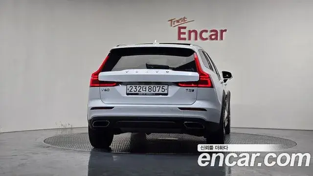 Volvo V60 Cross Country 2019 — ფოტო 8/20
