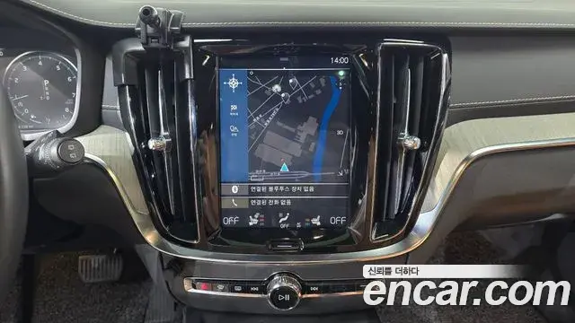 Volvo V60 Cross Country 2019 — ფოტო 15/20