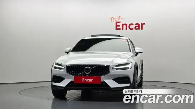 Volvo V60 Cross Country 2023 — Şəkil 8/36