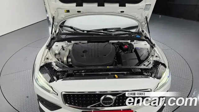 Volvo V60 Cross Country 2023 — Şəkil 17/36