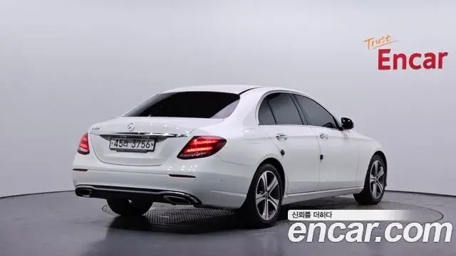 Mercedes-Benz E-Class 2018 — Photo 19/30