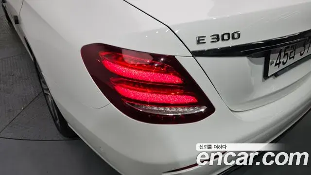 Mercedes-Benz E-Class 2018 — Photo 16/30
