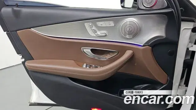 Mercedes-Benz E-Class 2018 — Photo 9/30