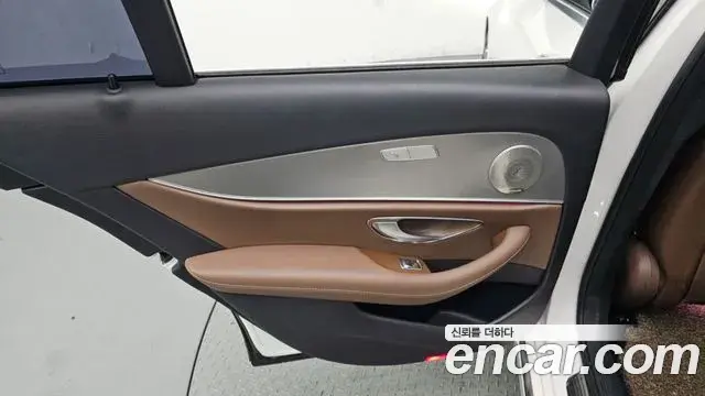 Mercedes-Benz E-Class 2018 — Photo 10/30