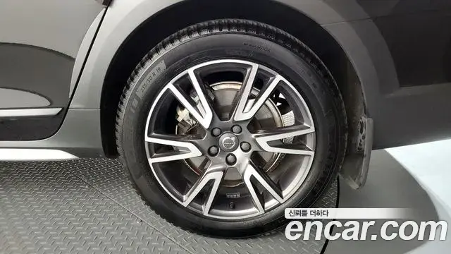 Volvo V90 Cross Country 2018 — Şəkil 22/32