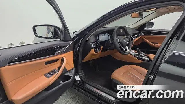 BMW 5 Series 2018 — Photo 9/20